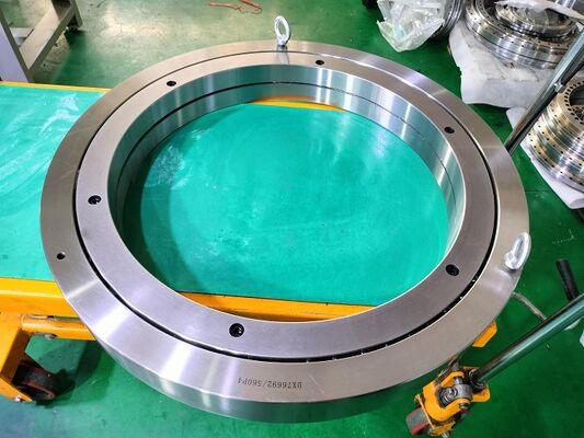 الصين محامل عجلات متقاطعة XR820060 بحجم 760X580X80mm للطاولة الدوارة CNC المزود